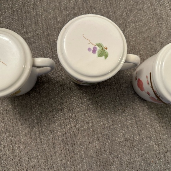 3 1/2" Oriental Mugs. Each Signed. Each has a matching cover to keep warm. - Picture 4 of 9